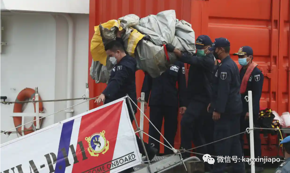 飞机从万尺高空坠落！62人遇难，已发现遗体残骸