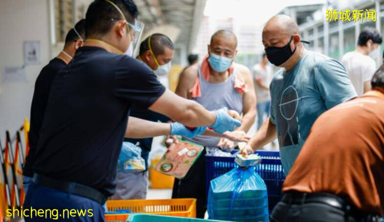 中國客工因“陰陽混住”風波大鬧新加坡宿舍，現在吃的好！睡得好！這就對了啦