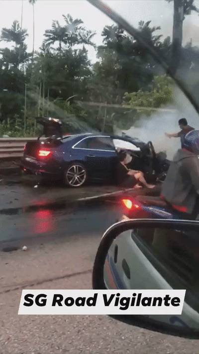 新加坡裕廊恐怖車禍！車頭起火，十幾個客工從翻車大巴中爬出