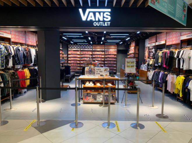 Vans 在IMM开设首家店，鞋子促销”半价”折扣 