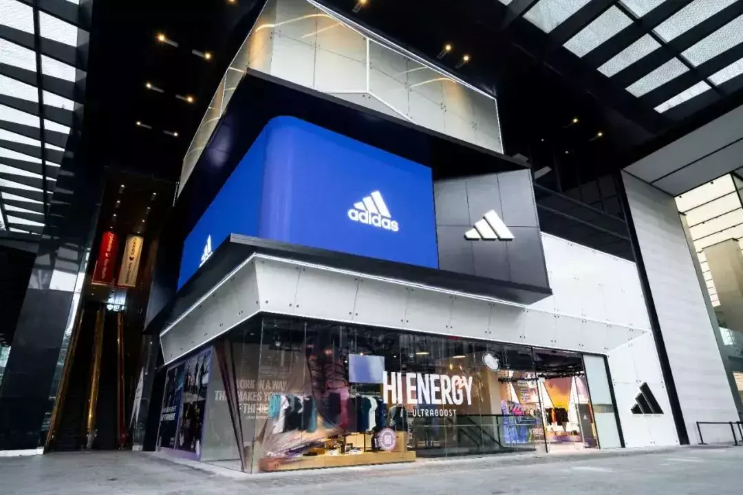 新加坡首间Adidas品牌概念店！三层楼、3D打印T恤，鞋子衣服最全最多