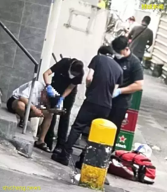 新加坡再现砍人事件，一中年男子光天化日在芽笼猛砍一名青年