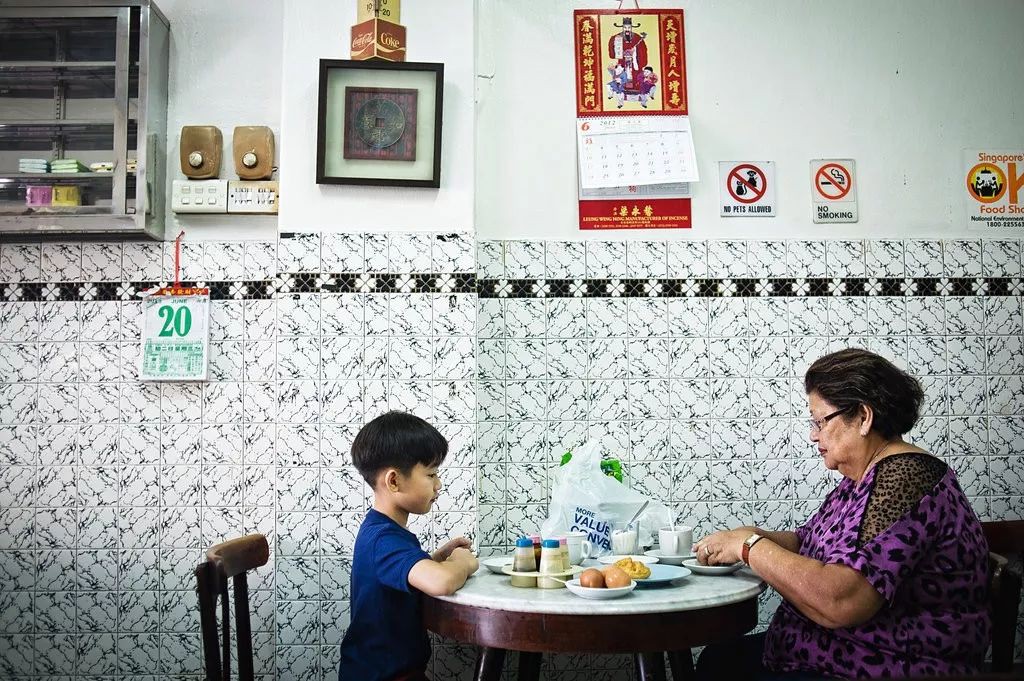 要在新加坡生活，你必须先学会怎么在咖啡店叫“水”