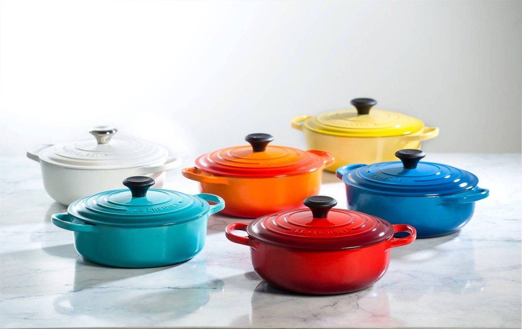 Le Creuset X Hello Kitty联名款横空出世！超高颜值可爱厨具、餐具，在新加坡也可以买得到！萌物加持，美味翻倍