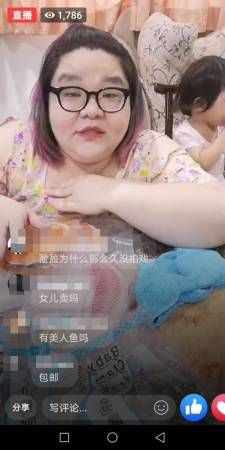 郑盈盈忙自播带货  常要跨州去KL 与女儿分隔两地 