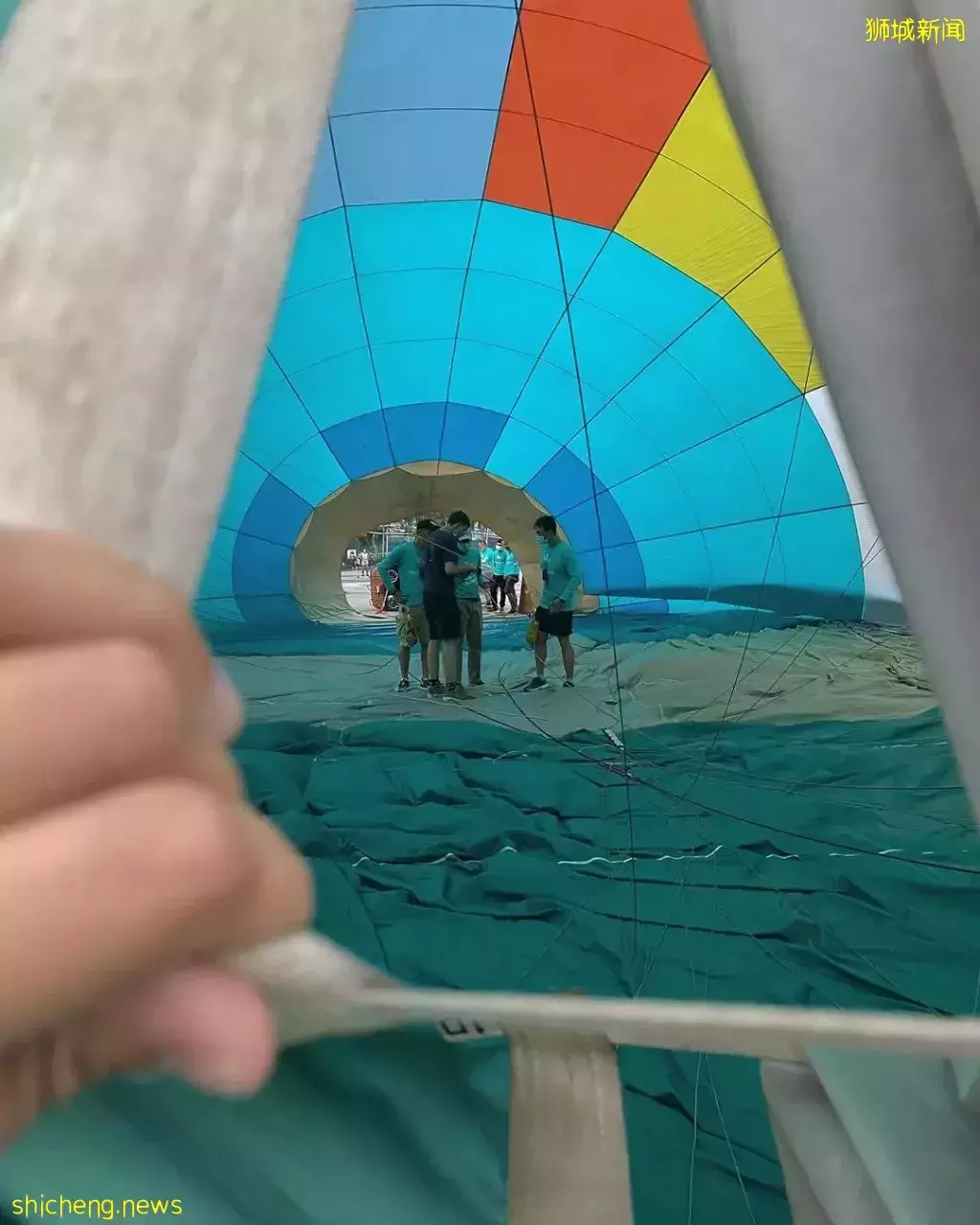 不用飛到浪漫的土耳其，在新加坡濱海灣也有熱氣球坐！現已開放預訂