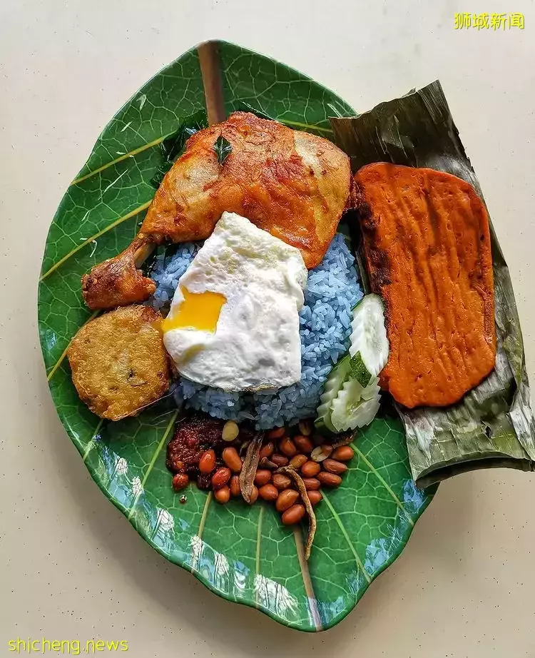 本地美食大升级😍蓝色蝶豆花椰浆饭超吸睛！纯天然染色，保证健康，放心吃啦