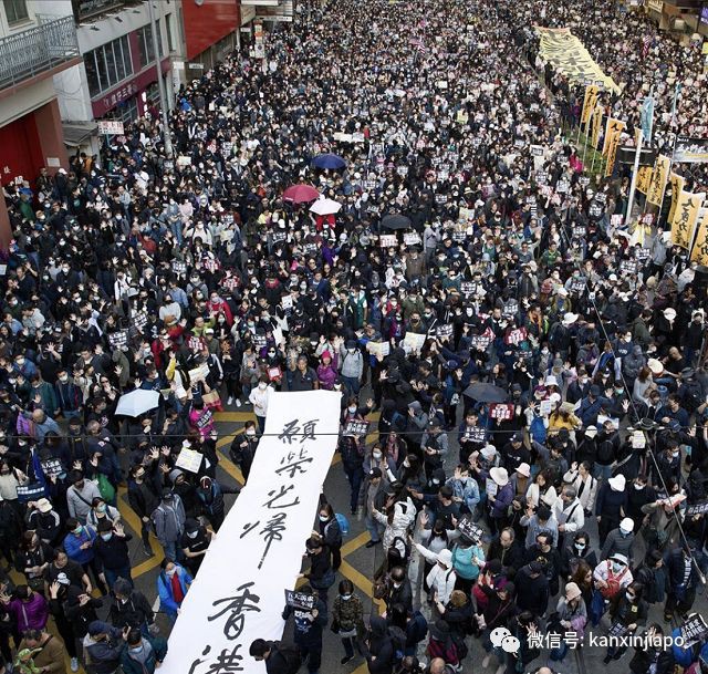 惊现美国国旗、上膛真枪，香港80万人举横幅上街抗议游行