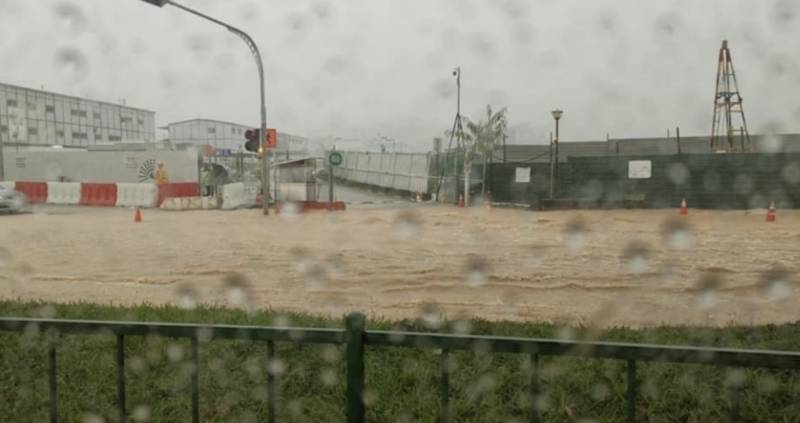 犹如世界末日！实拍新加坡被海啸云“吞没”！暴雨、发大水、树倒