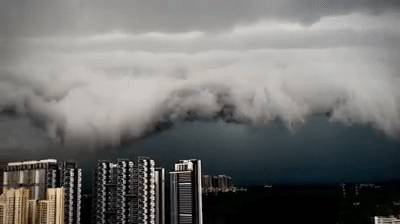 犹如世界末日！实拍新加坡被海啸云“吞没”！暴雨、发大水、树倒