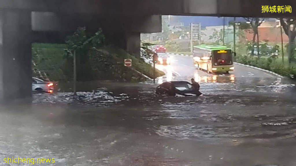 新加坡大暴雨：马路变河、草坡变瀑布！25人被困，1人送医