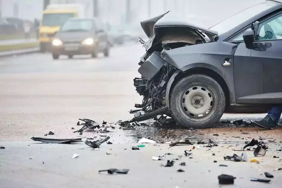 熊熊大火！黑煙沖天！新加坡奔馳車起火，母子倆死裏逃生