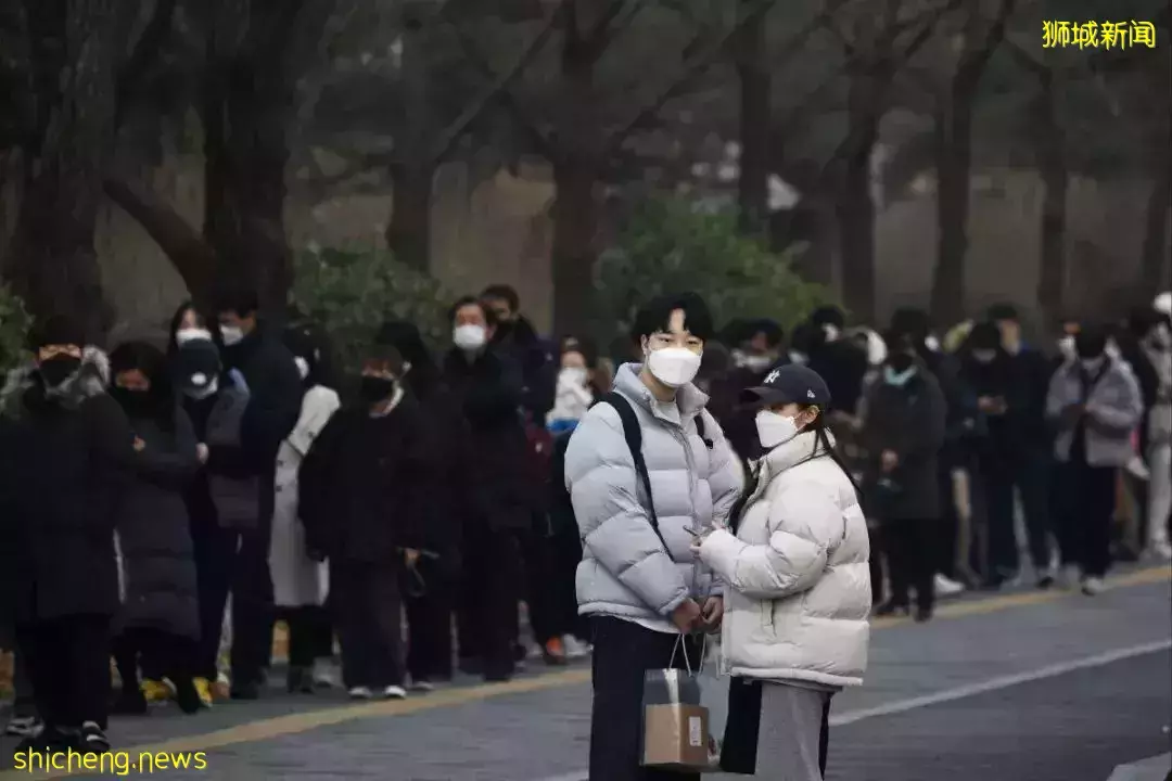 韩国失控！“共存”45天后紧急叫停！新加坡现24例奥密克戎，张文宏预测明年恢复正常生活