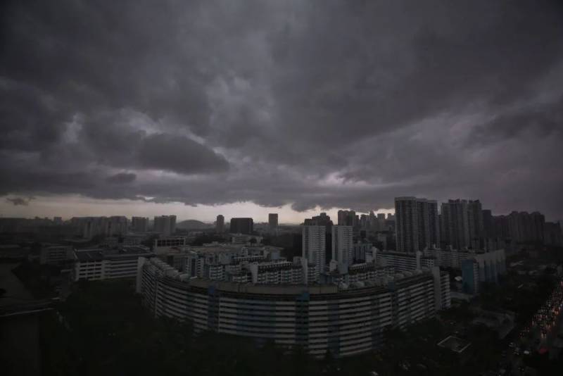 犹如世界末日！实拍新加坡被海啸云“吞没”！暴雨、发大水、树倒