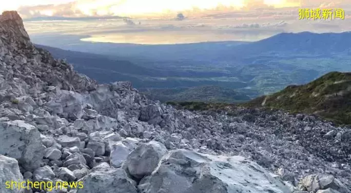 80岁狮城老翁破纪录 登上菲律宾最高山峰 