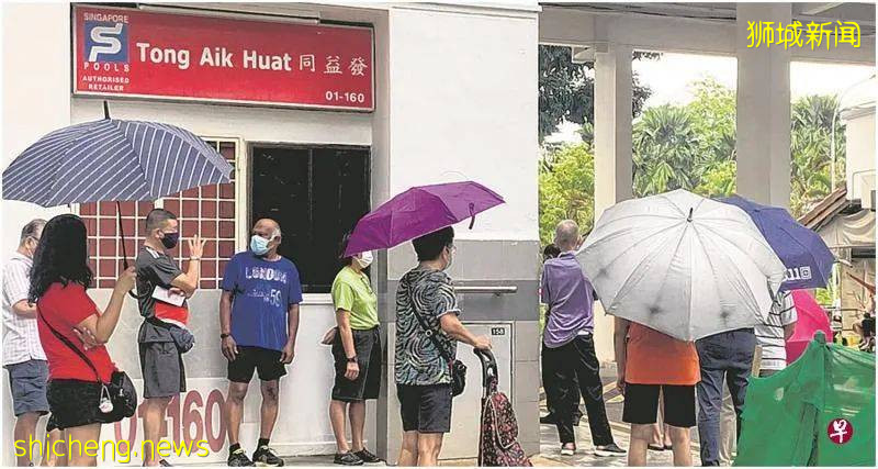 字迷撐傘排隊 雨天無阻下注!