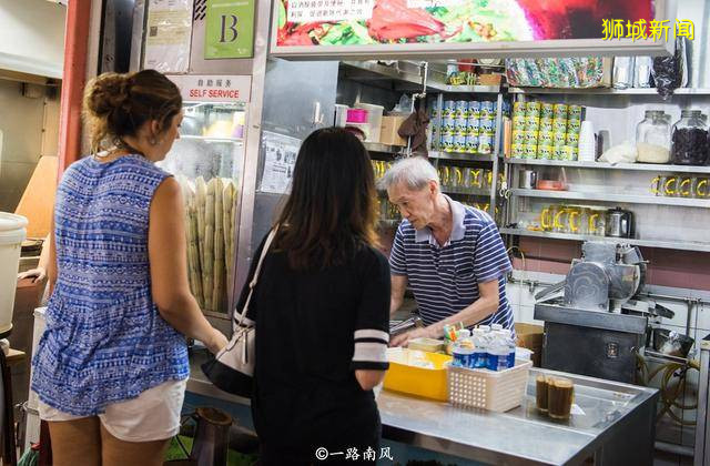 實拍新加坡人吃快餐的地方，看看物價怎樣，很多中國遊客也來排隊