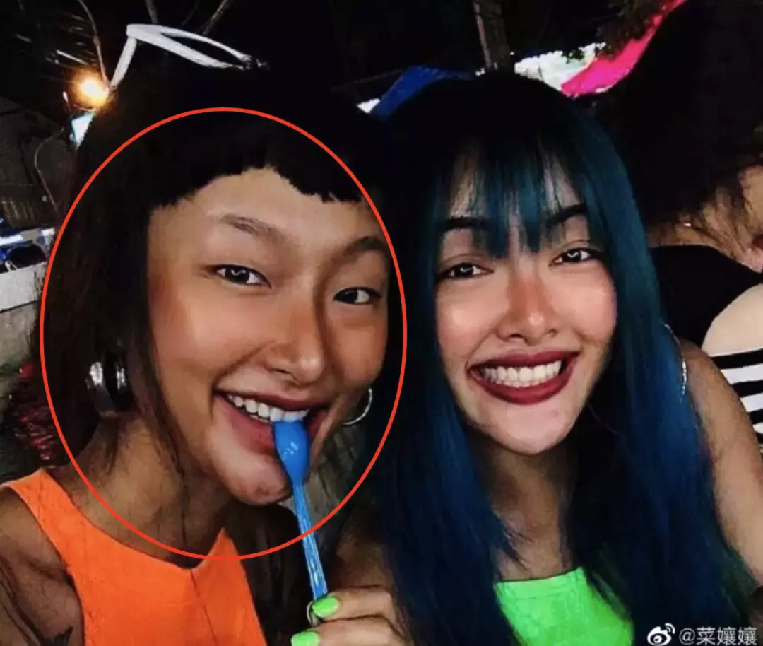 因为眯眯眼，她拍的这些照片被指辱华！外国女生做了这个姿势后，新加坡人也怒了