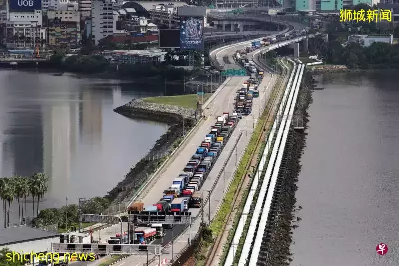 司机跟车员入新免检测首日 大马货车越堤顺畅