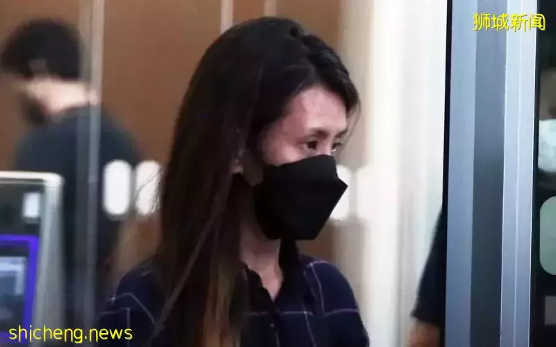 货车失控把摩托车撞进树丛 女司机判监吊照