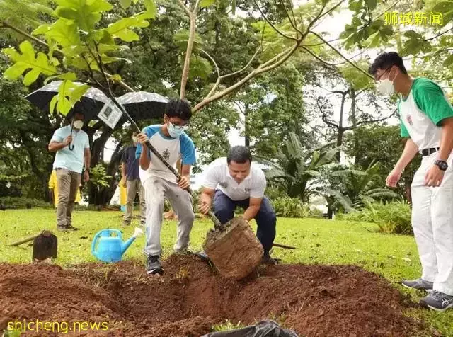 新加坡萊佛士書院校友植樹！提前賀母校雙百校慶