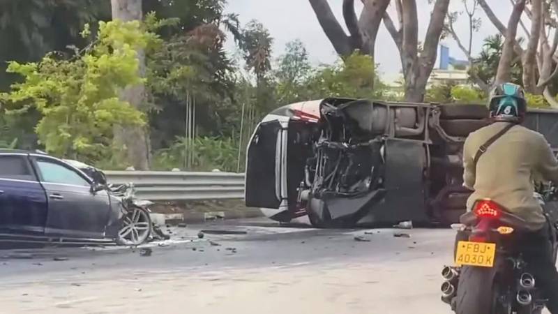 新加坡裕廊恐怖車禍！車頭起火，十幾個客工從翻車大巴中爬出