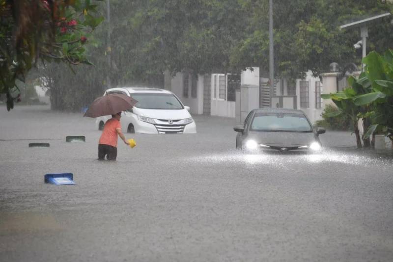 犹如世界末日！实拍新加坡被海啸云“吞没”！暴雨、发大水、树倒