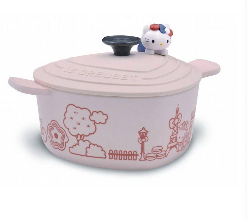 Le Creuset X Hello Kitty联名款横空出世！超高颜值可爱厨具、餐具，在新加坡也可以买得到！萌物加持，美味翻倍