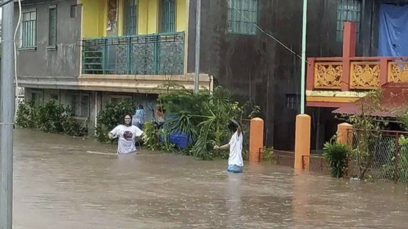 犹如世界末日！实拍新加坡被海啸云“吞没”！暴雨、发大水、树倒