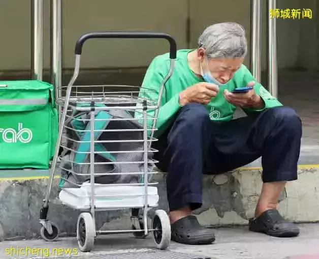 担心撞到人 驼背叔拒读者赠脚车 