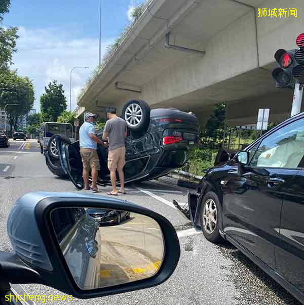 险象环生！  奥迪翻车冒烟 2人爬出逃命