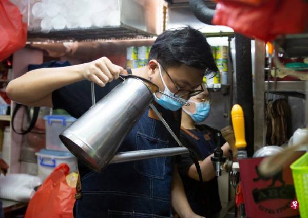 青年放弃上大学 接手亡父饮料摊