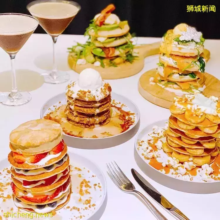 🥞层层叠起的松饼塔，让你开启Brunch美食派对！每个星期日限时推出，来So Singapore享受大餐咯