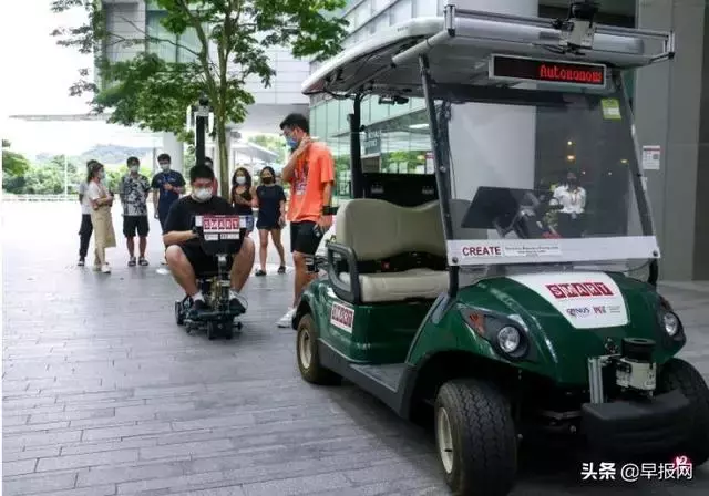 无人驾驶电动车开进新加坡国立大学