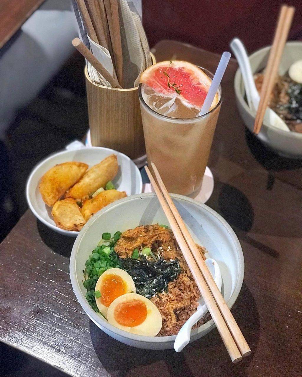 创意饺子店Dumpling Darlings🥟每日手工制作、入口外酥里嫩，从原味到熏鸭内馅全都有🤤 