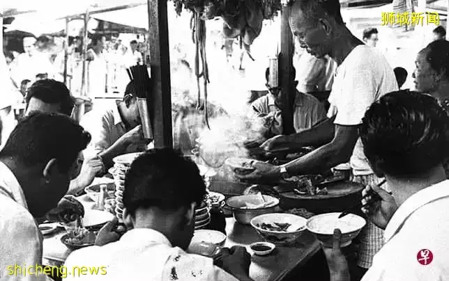 上世纪新加坡小贩在“虎口边”讨生活，有食客偏爱这心惊肉跳的刺激