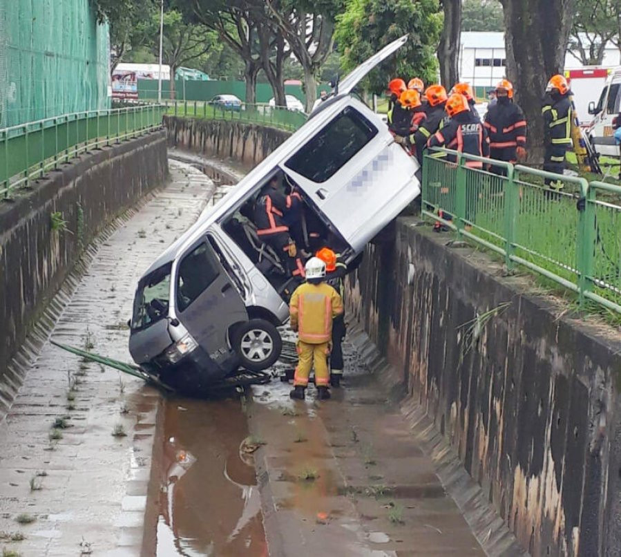 面包车冲入大水沟　4乘客全获救