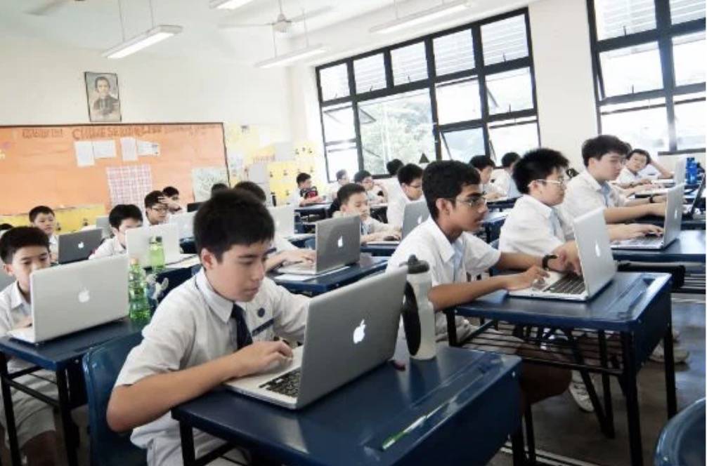 羡慕！新加坡这间中学给每个学生发全新iPad！“贵校还收人吗？”