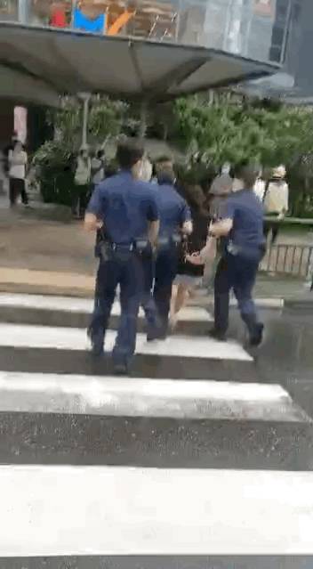 “警察打人了！？” 实拍一女子在新加坡被5个警察包围