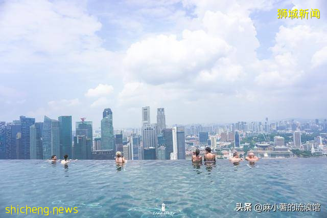 新加坡最豪华的体验，金沙酒店楼顶无边泳池，只有住一晚才能享受