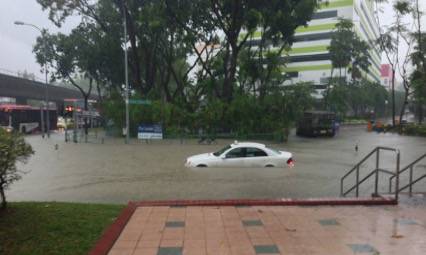 今天，新加坡被大暴雨淹沒了!