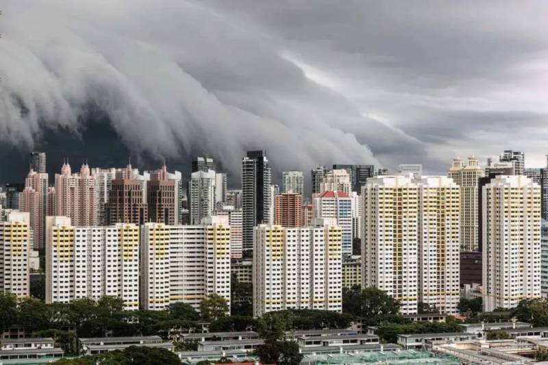 犹如世界末日！实拍新加坡被海啸云“吞没”！暴雨、发大水、树倒