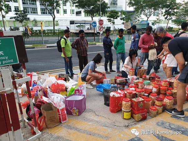 这群人收集年货，捐给客工同庆春节