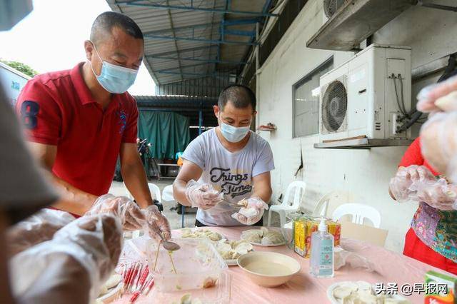 逛市集游车河包饺子 异乡客工们在新加坡这样过年