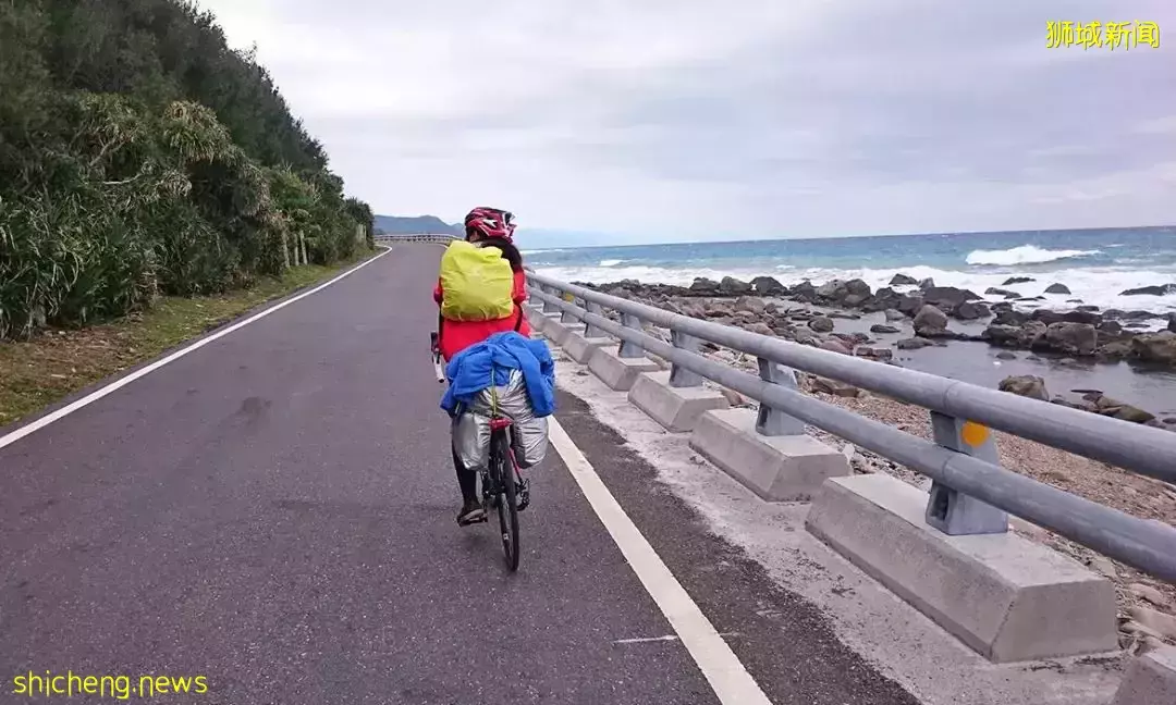 “他跪在新柔长堤上哭了”，新加坡和新山油价暴涨，只能骑车回家