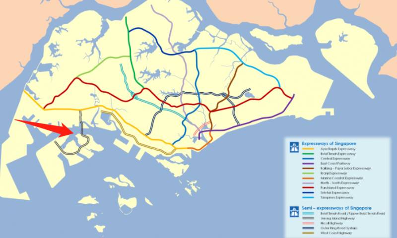 新加坡裕廊恐怖車禍！車頭起火，十幾個客工從翻車大巴中爬出