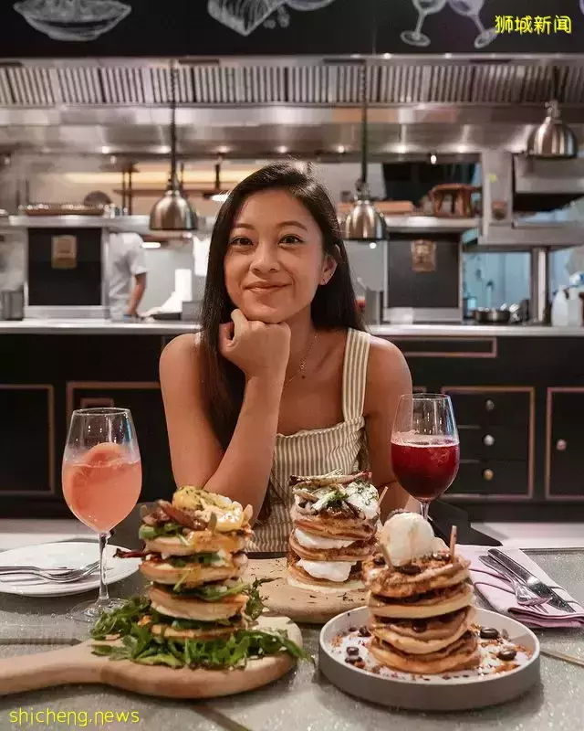 🥞层层叠起的松饼塔，让你开启Brunch美食派对！每个星期日限时推出，来So Singapore享受大餐咯