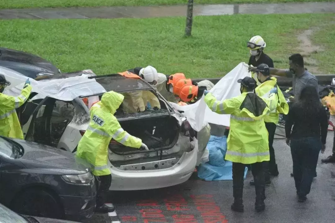 熊熊大火！黑煙沖天！新加坡奔馳車起火，母子倆死裏逃生