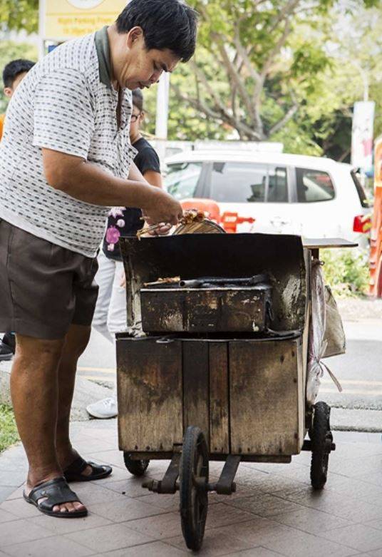 传说中的Tiong Bahru”法拉利沙嗲”，要吃他的沙嗲要等6个月 