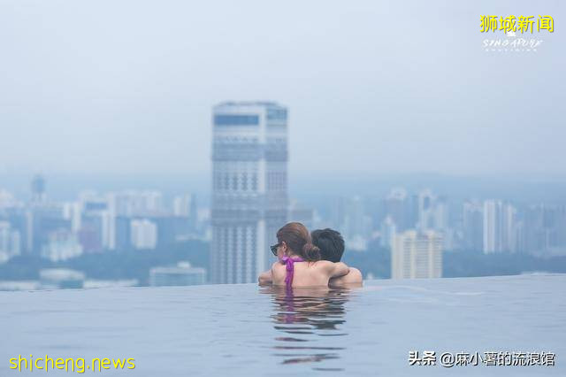 新加坡最豪华的体验，金沙酒店楼顶无边泳池，只有住一晚才能享受